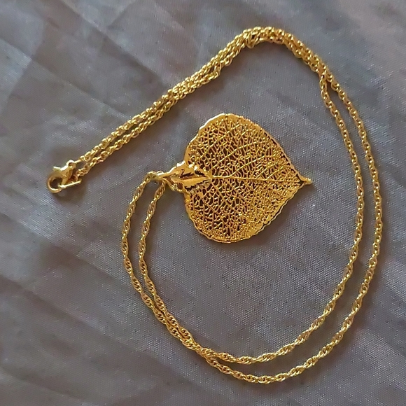 Real leaf dipped necklace gold tone - Picture 3 of 3
